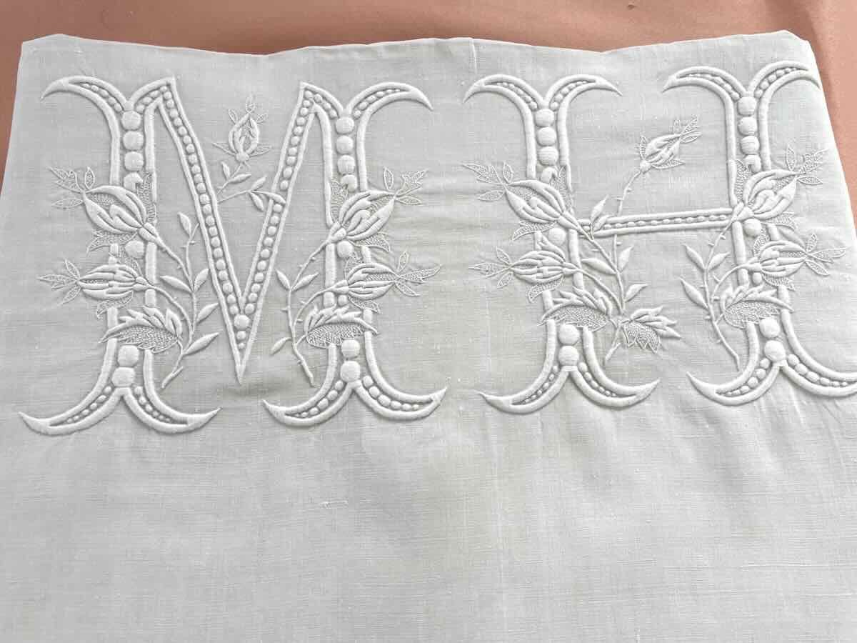 Large Linen Sheet, Mh Monogram Embellished With Rose Buds, Hand Embroidery - Antique Linen-photo-1