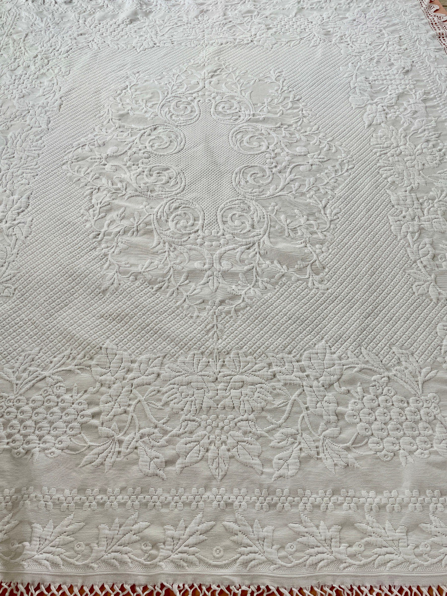 Marseille Quilted Blanket, Imposing Relief: Floral Patterns, Bunch Of Grapes. Antique Linen-photo-2