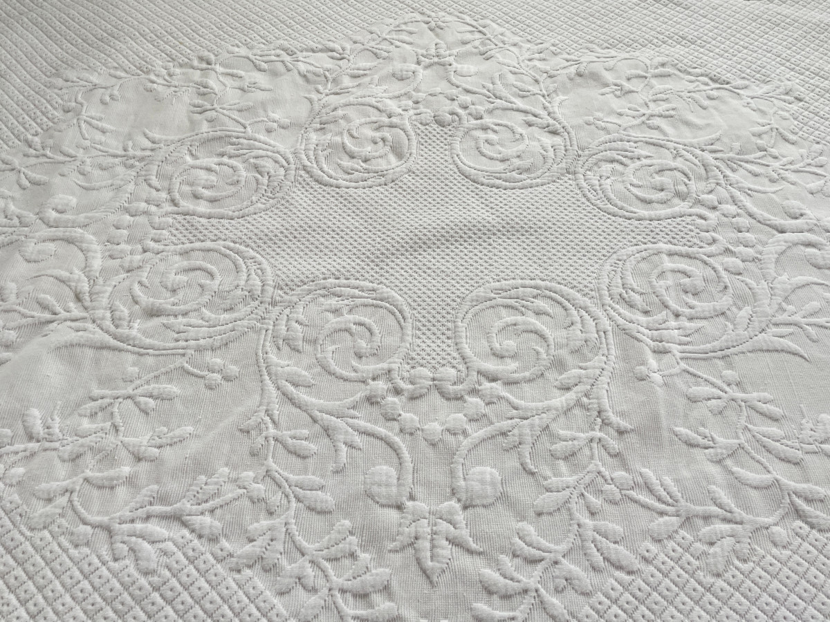 Marseille Quilted Blanket, Imposing Relief: Floral Patterns, Bunch Of Grapes. Antique Linen-photo-4