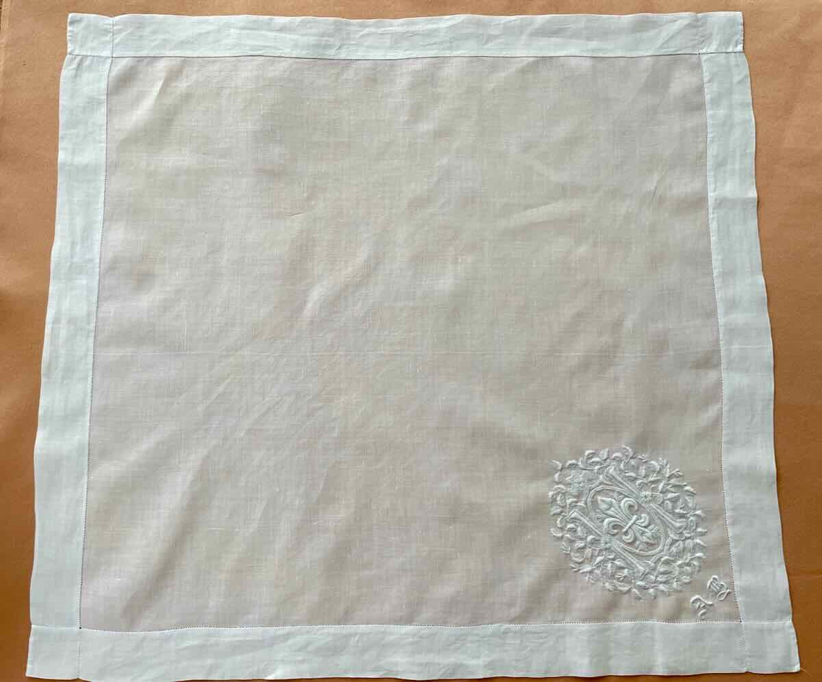 Angled Handkerchief With Fleur-de-lys, On Linen, Fine Hand Embroidery - Antique Linen-photo-2