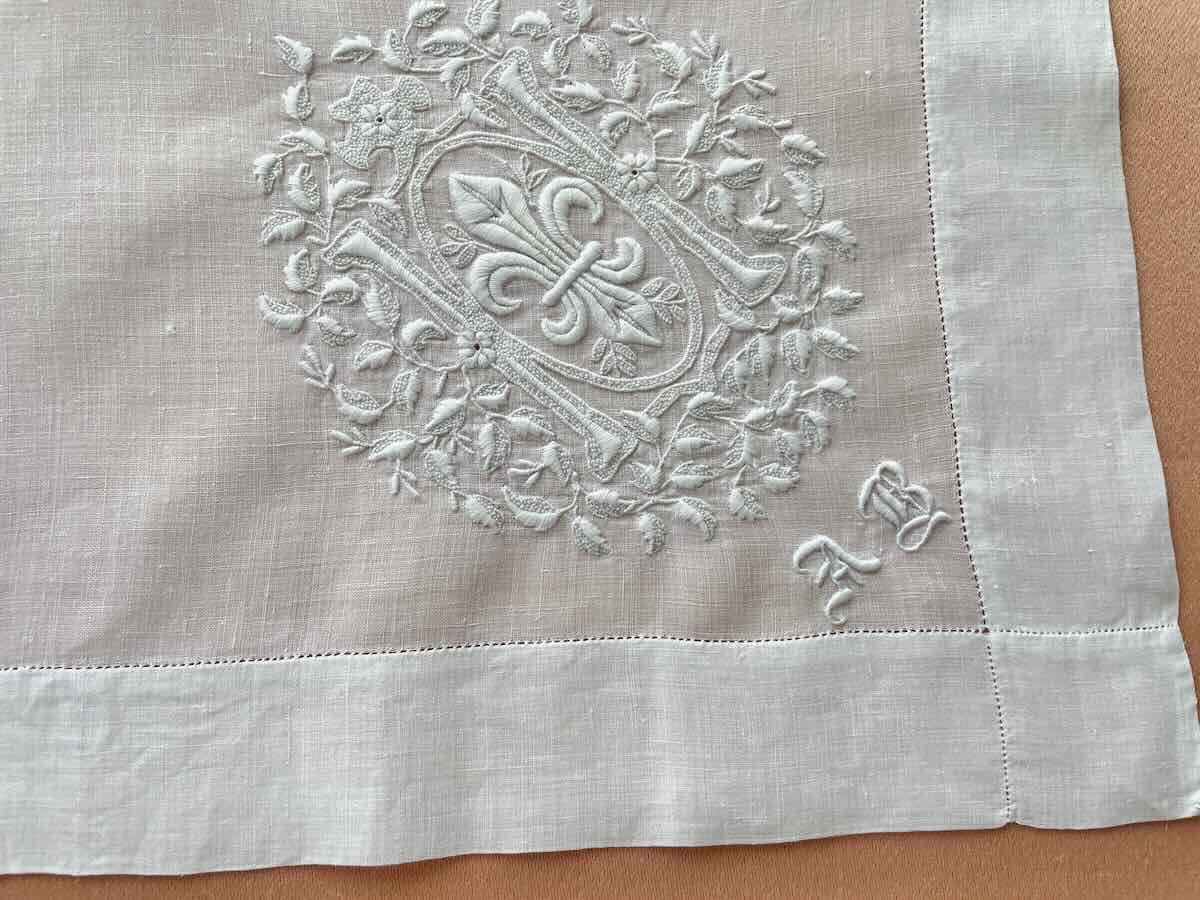 Angled Handkerchief With Fleur-de-lys, On Linen, Fine Hand Embroidery - Antique Linen-photo-3