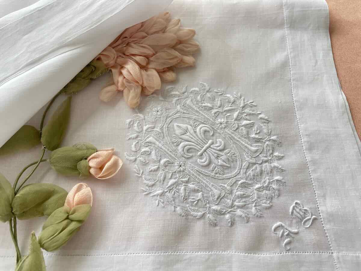 Angled Handkerchief With Fleur-de-lys, On Linen, Fine Hand Embroidery - Antique Linen-photo-4