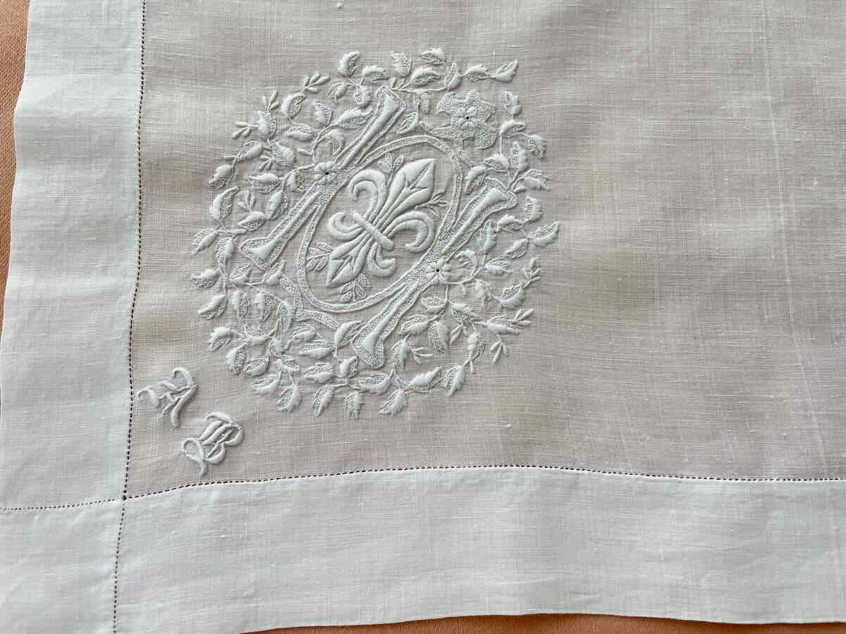 Angled Handkerchief With Fleur-de-lys, On Linen, Fine Hand Embroidery - Antique Linen-photo-1