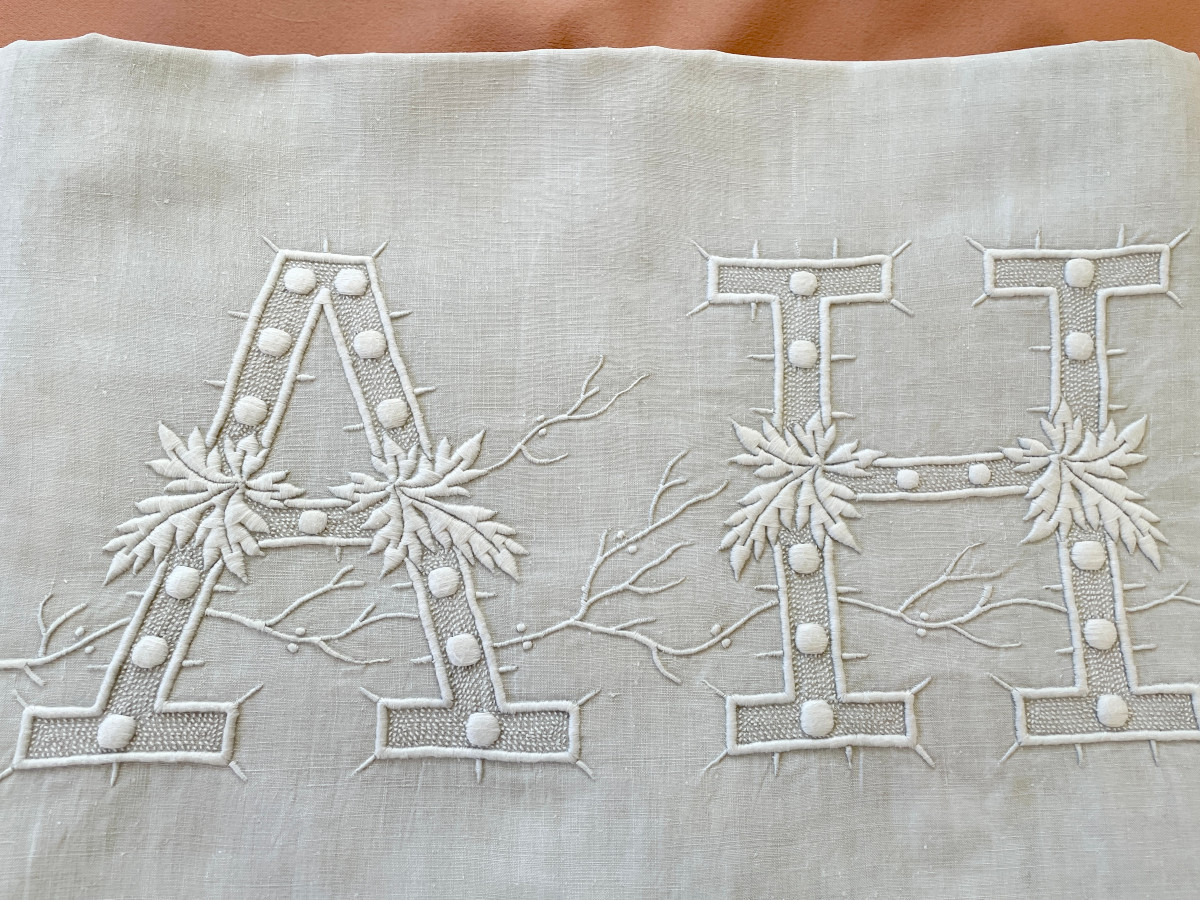 Grand Drap De Lin Avec  Broderies Main, Monogramme AH avec Feuillage - Linge Ancien