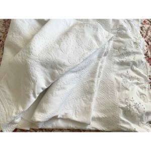 Large Flat Pique Blanket With 2 Scalloped Ruffles In English Embroidery - Old Linen