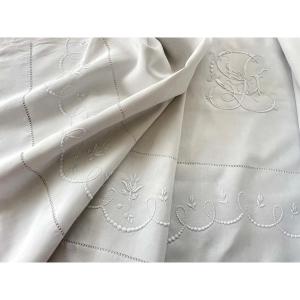 Drap En Fil De Lin Blanc :  Guirlande Avec Boutons De Roses Et Monogramme LC. Linge Ancien