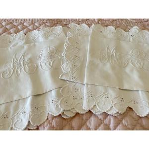 Beautiful Pair Of Scalloped Pillowcases In Fine Linen With Large Mb Monogram And Embroidery - Antique Linen