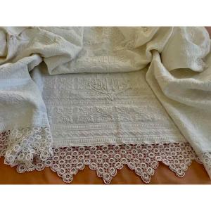 Grande Couverture En Piqué  Marseillais, Beau Relief, 2 Monogrammes Mm, Dentelle- Linge Ancien