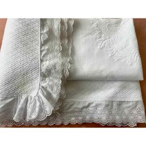 Beautiful Flat Pique Quilt With English Lace Ruffle - Antique Linen