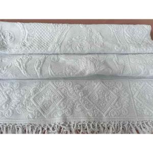 Superbe Couverture En Piqué Blanc, Imposant Relief : Motifs Floraux Et Arabesques- Linge Ancien