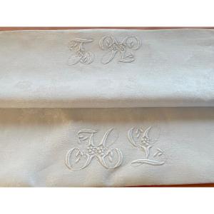 Nappe En Damassé De Lin Fin,  2 Monogrammes AM,  Beaux Motifs Tissés Avec Fleurs - Linge Ancien