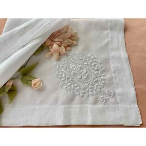 Angled Handkerchief With Fleur-de-lys, On Linen, Fine Hand Embroidery - Antique Linen