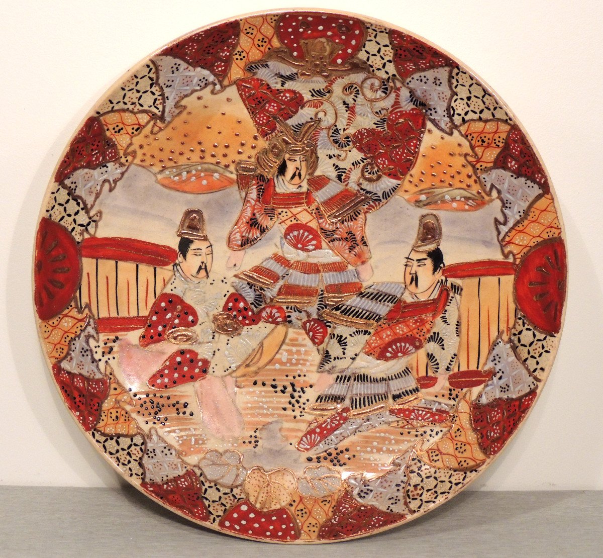 Plat Porcelaine Du Japon , Satsuma , Décor De Trois Personnages En Polychrome Et Or fin 19 ème 