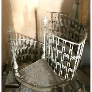 Escalier En Fonte En Colimaçon ,élément d'Architecture De Très Bonne Facture , Chateau Du Médoc