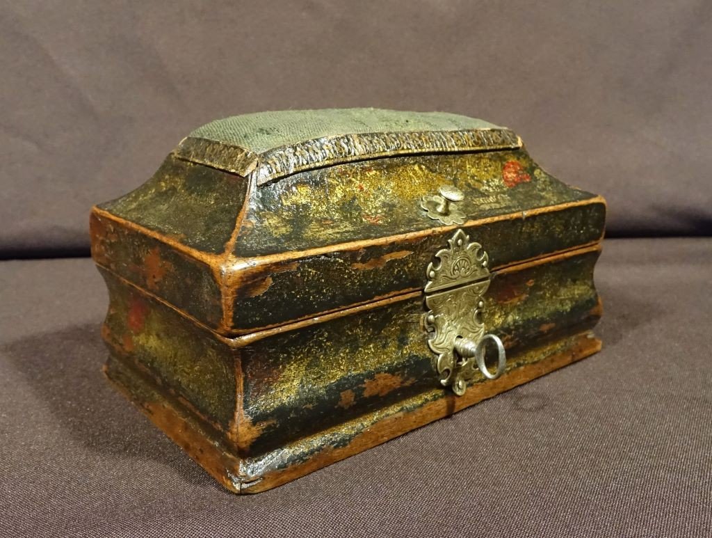 Lacquered And Gold Pin Box. Early 18th Century