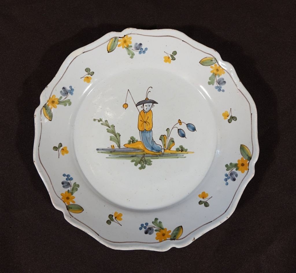 Assiette Faïence De Nevers XVIIIème. Décor Au Chinois