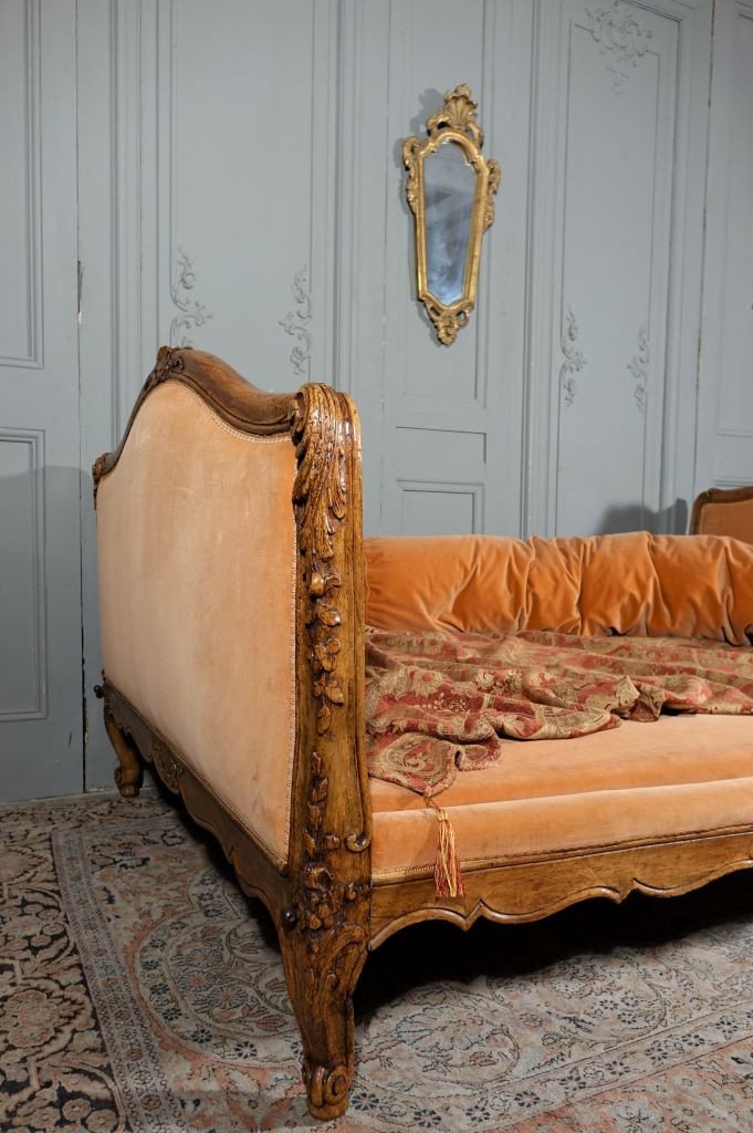 Louis XV Period Bed In Molded And Carved Walnut. Middle 18th Century.-photo-3