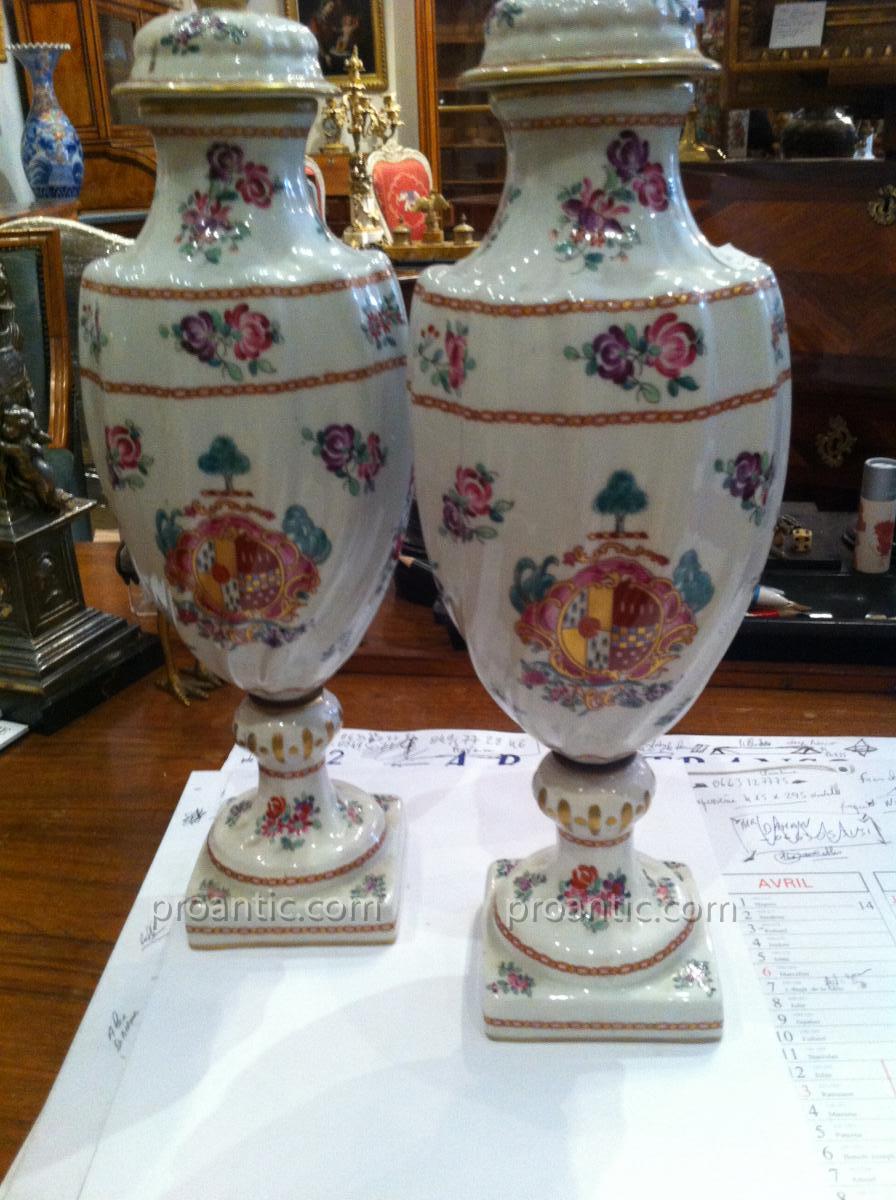 Paire De Vases Aux Blasons "