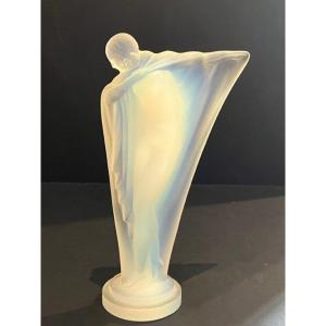 Naked Woman Signed Etling In Opalescent Glass