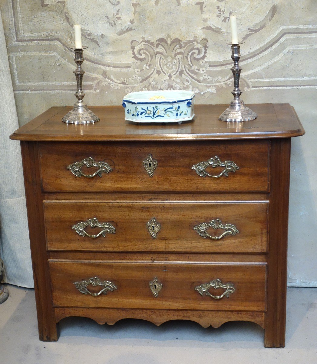 Petite Commode Parisienne En Noyer Du XVIIIème Siècle