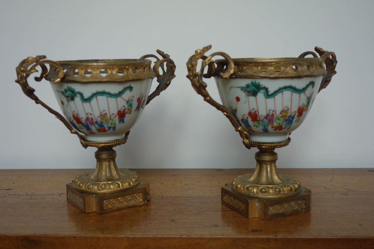 Paire De Coupes En Porcelaine,  Sur Piédouche  En Bronze Ciselé. époque XIXéme