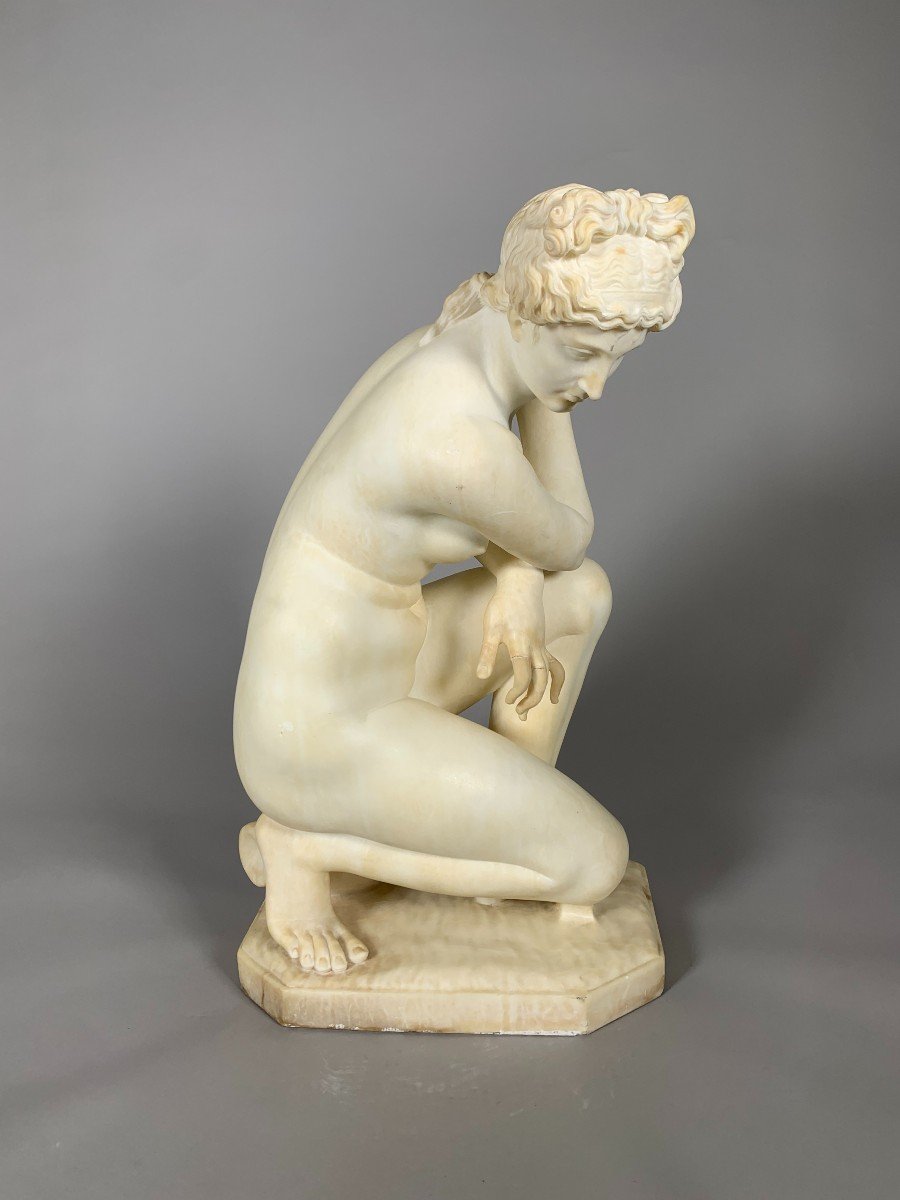 White Marble Sculpture Early 19th Century In Neoclassical Style Represents Venus In The Bay