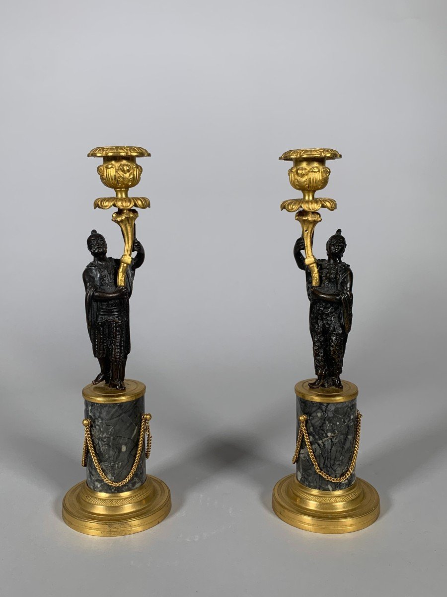 Paire De Bougeoirs En Marbre Et Bronze Doré époque Louis XVI Dit Aux Chinois.