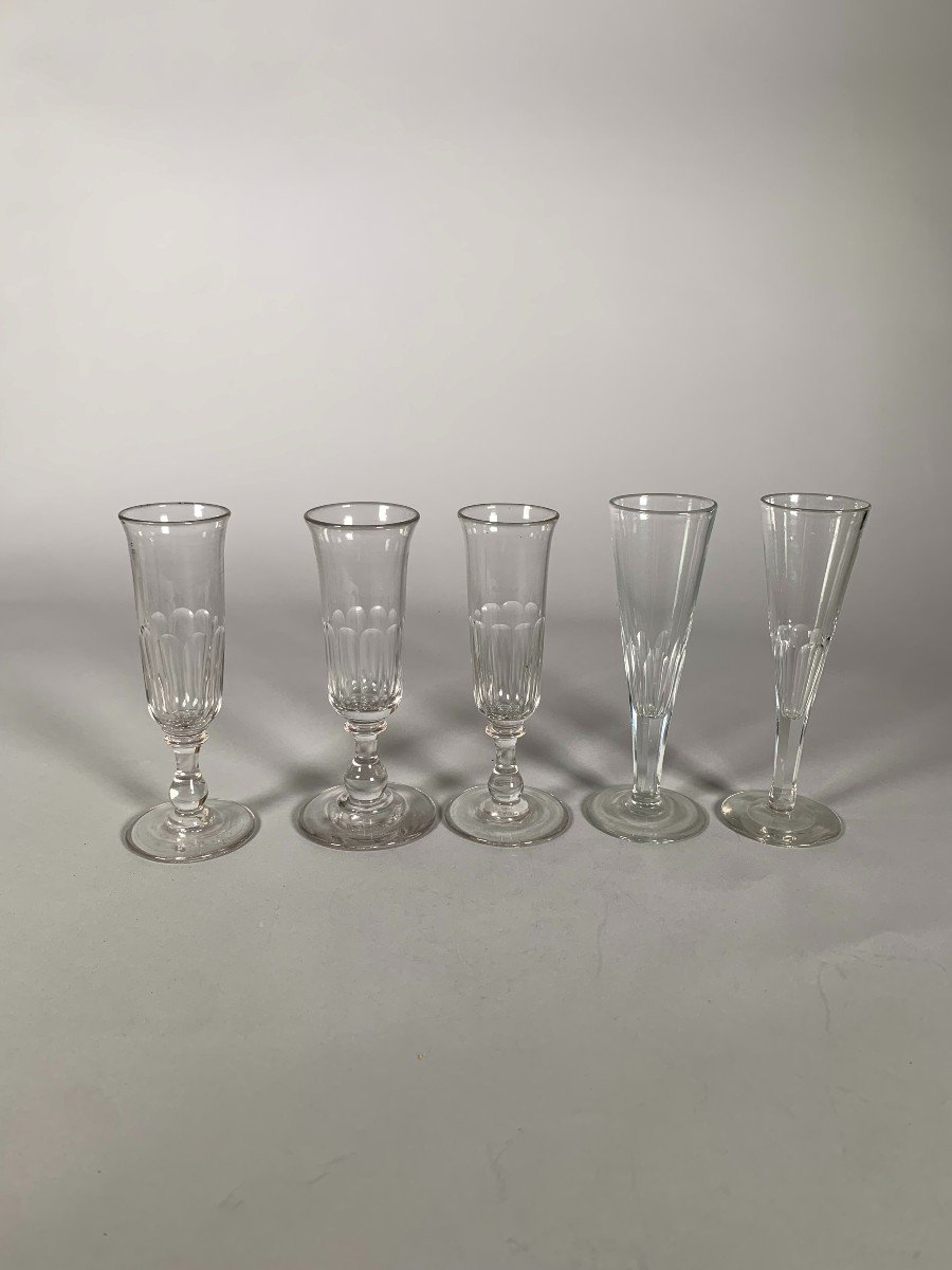 5 Flutes à Champagne En Verre Soufflé Et Taillé  XVIIIeme Siècle -photo-3