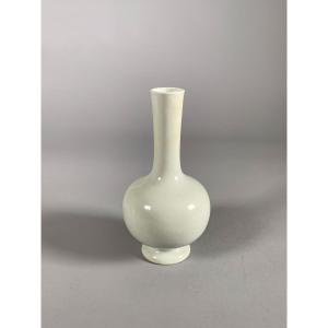 Vase En Porcelaine Blanche Dehua Chine XVIIIeme Siecle