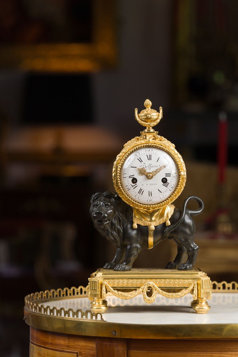 Lion Clock In Gilt Bronze And Patinated Bronze