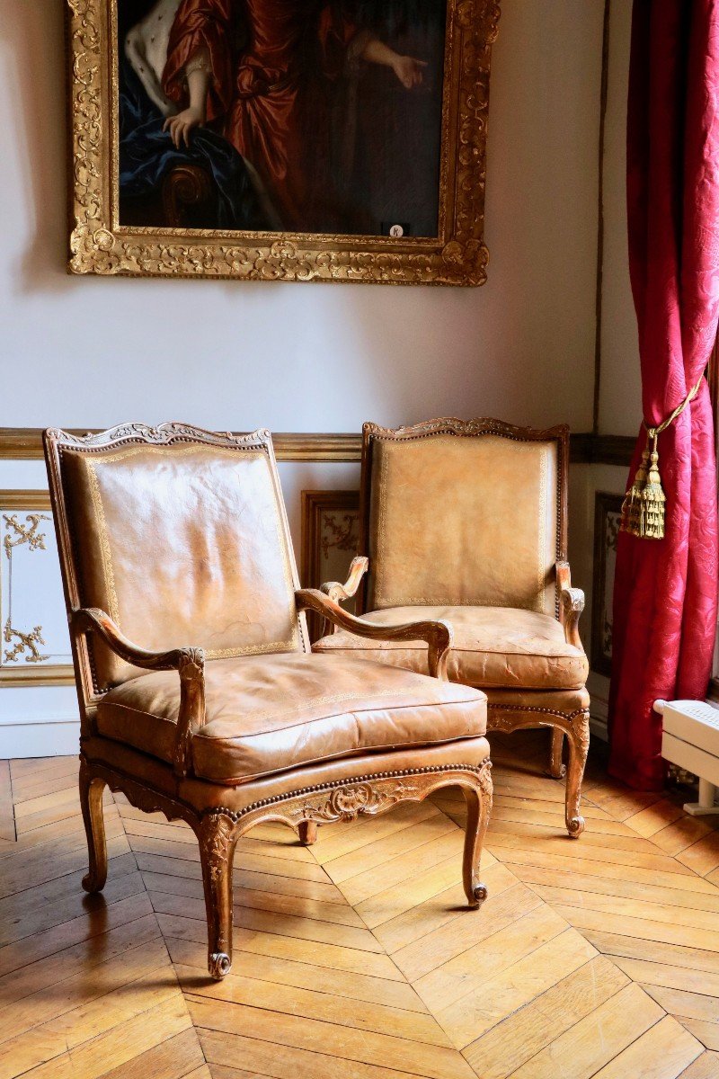 Paire De Fauteuils En Bois Doré Et Sculpté 