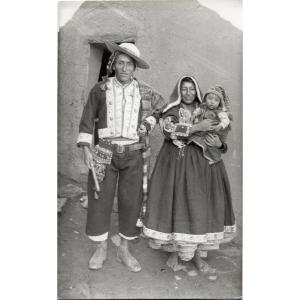 Couple et enfant Indigènes  de Tinta, Cusco. Martín Chambi.  Pérou. 