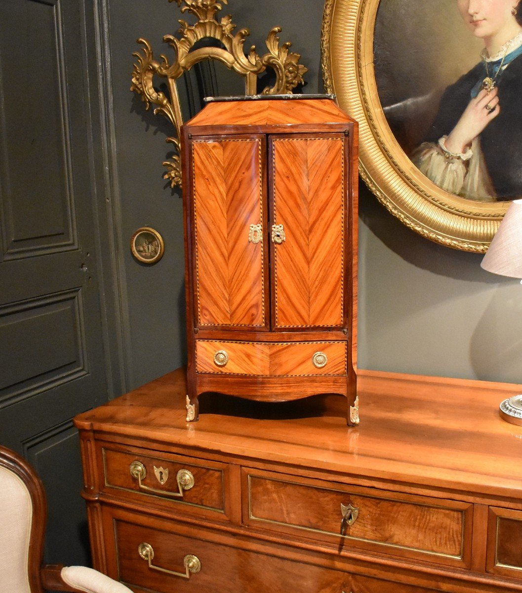 Armoire De Maîtrise En Maîtrise De Style Louis XV