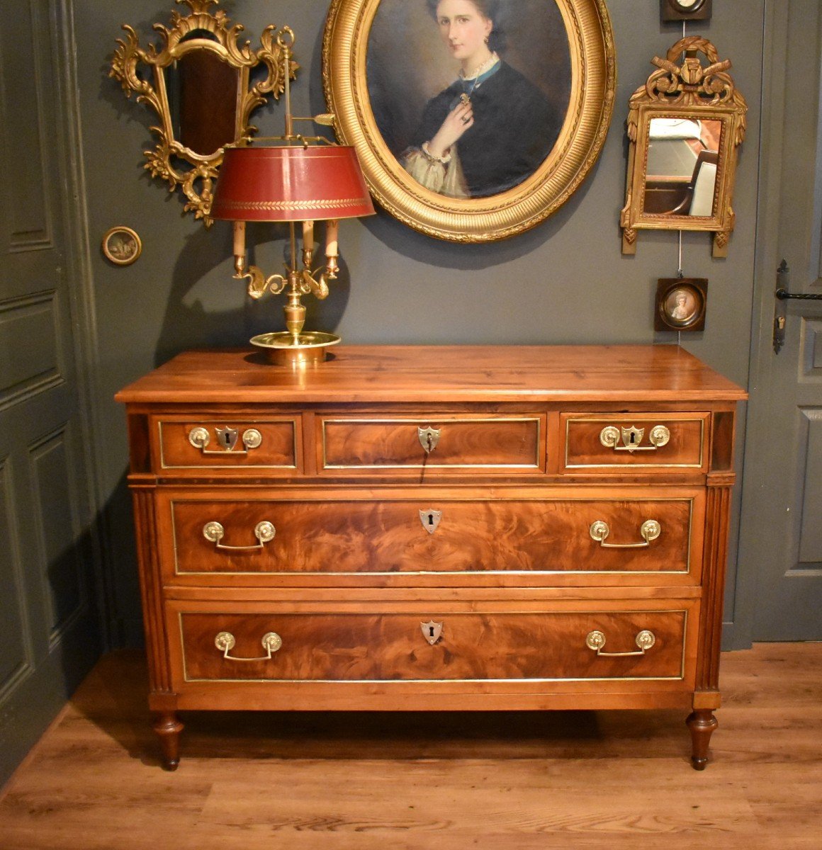 Commode De Style Louis XVI En Noyer