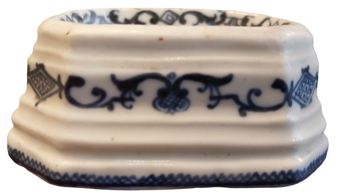 Saint Cloud Soft Porcelain Salt Cellar, 18th Century.-photo-2