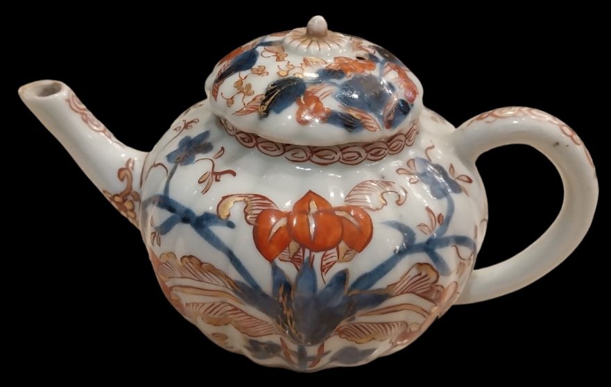 Th&eacute;i&egrave;re en porcelaine d&#039;Imari, XVIIIe