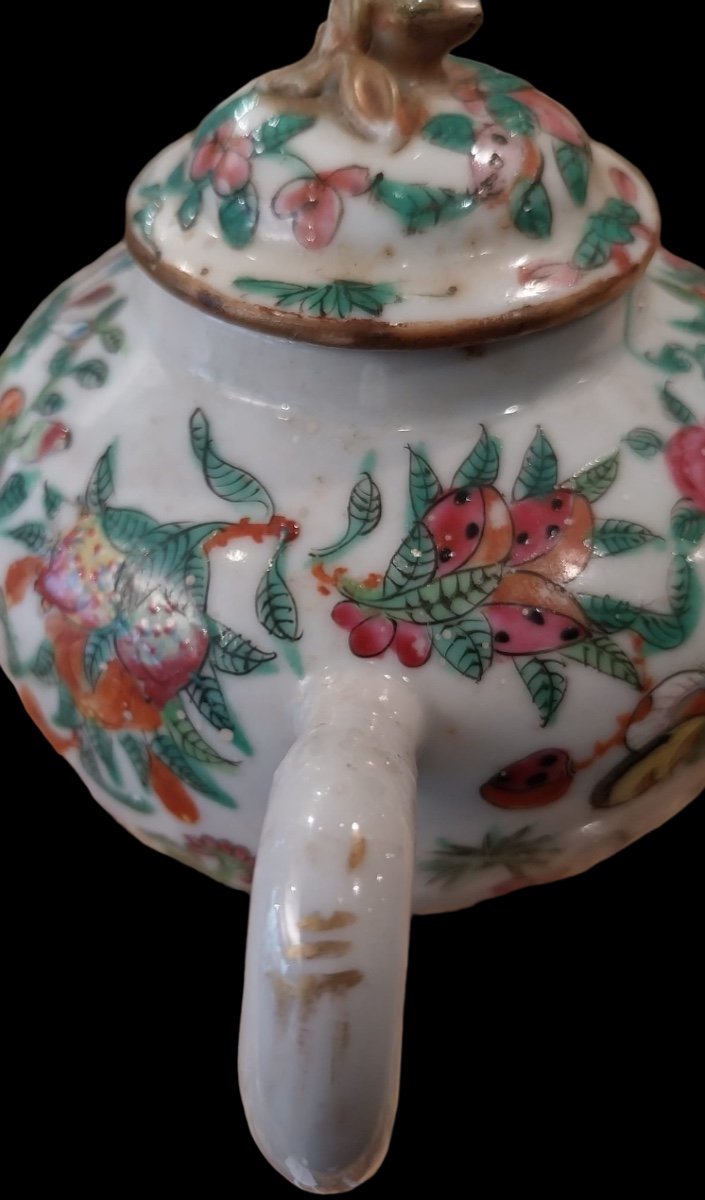 Canton Porcelain Teapot, 19th Century.-photo-1