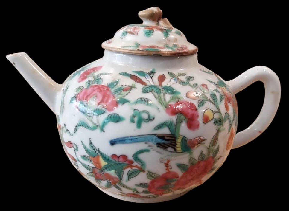 Canton Porcelain Teapot, 19th Century.