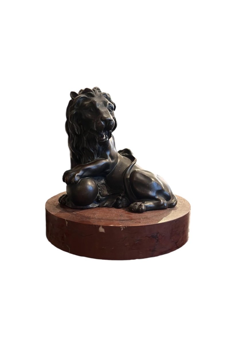 Lion en Bronze ayant la patte sur une Sphère