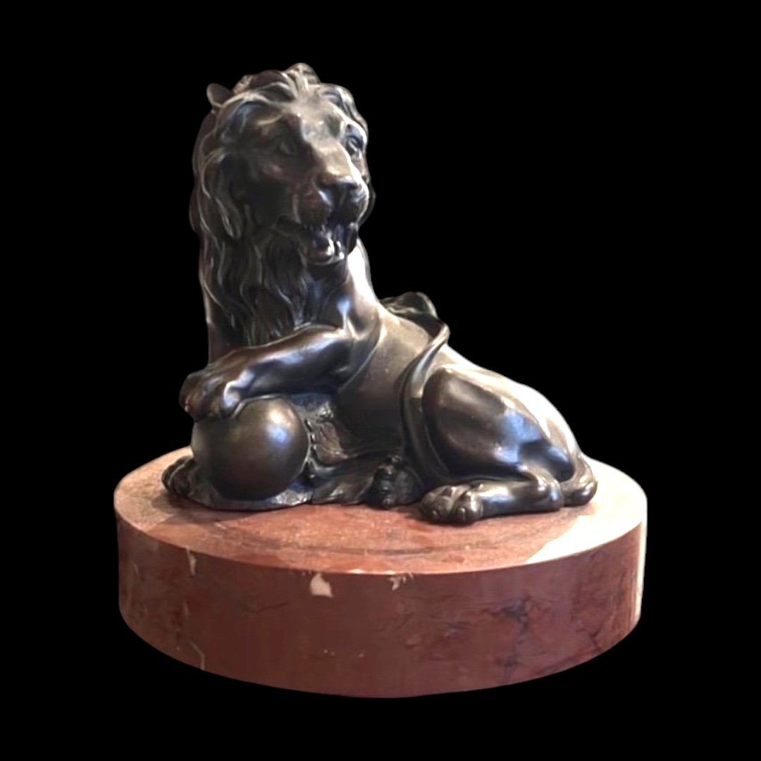 Lion en Bronze ayant la patte sur une Sphère