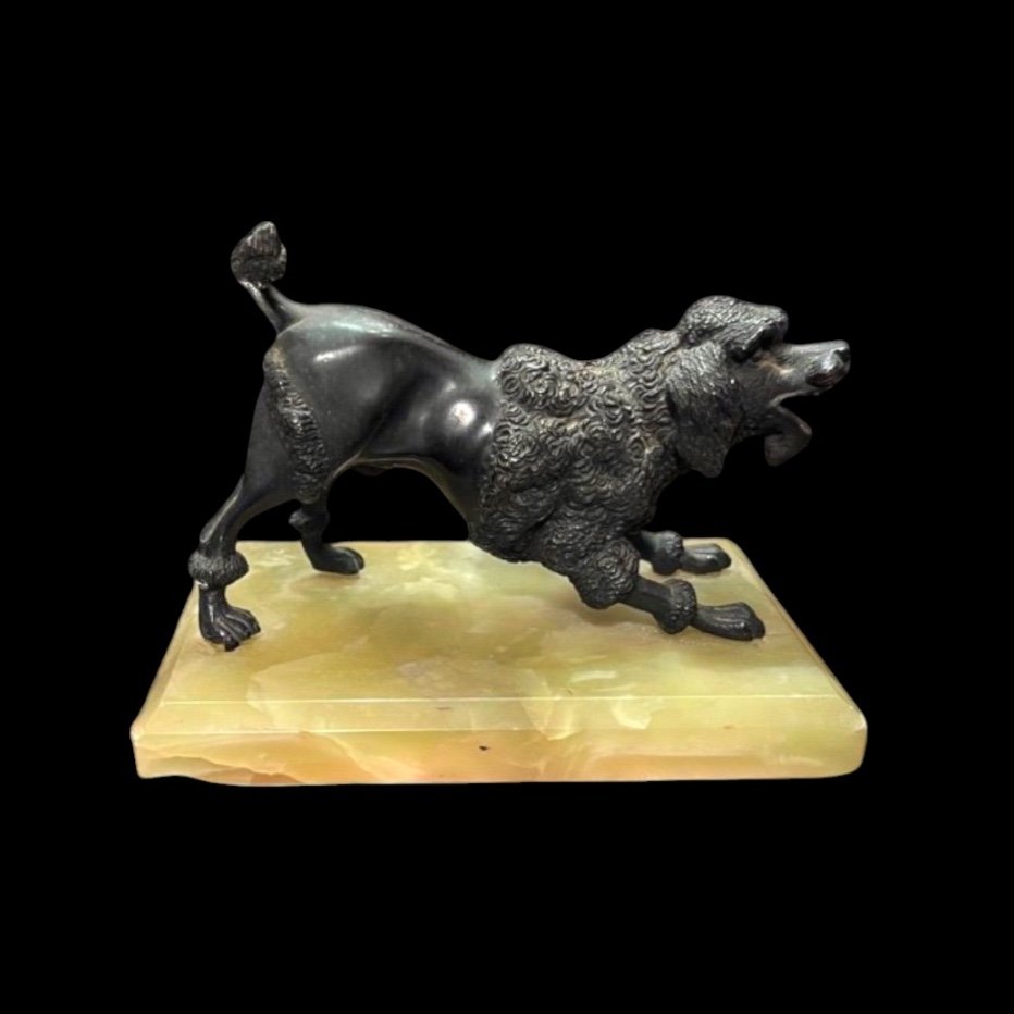 Bronze  représentant un Chien, socle onyx, XXe