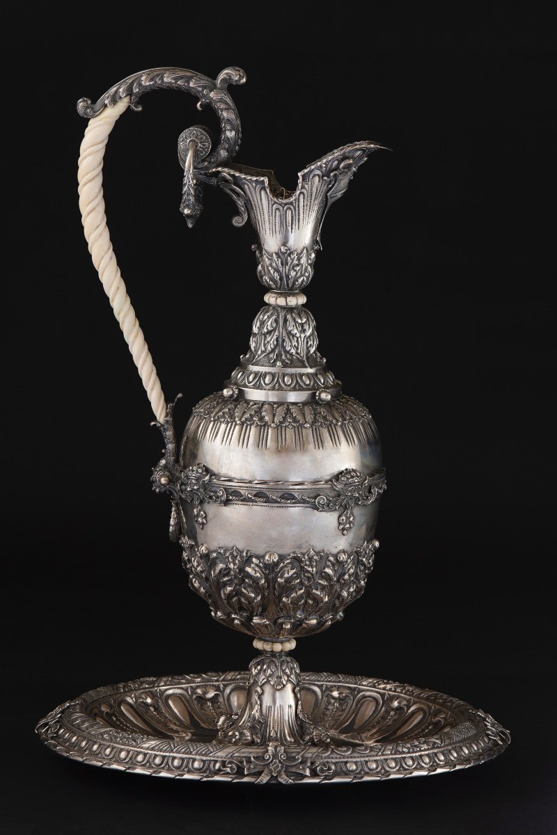 Grande Coupe En Argent Repoussé Et Richement Travaillé à Décor De Style Classique/renaissance