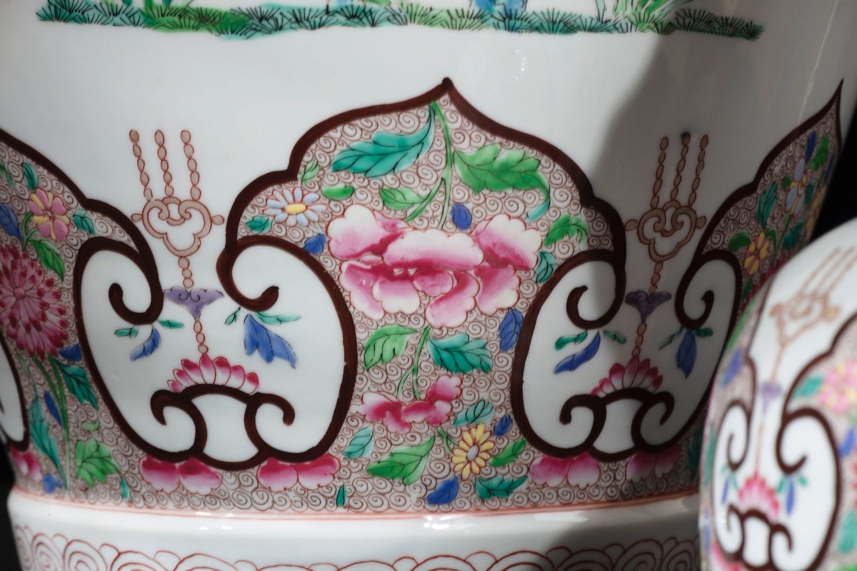 Grand Vase En Porcelaine Polychrome Dans Les Tons De Vert Et Rose, Sur Fond Blanc-photo-3