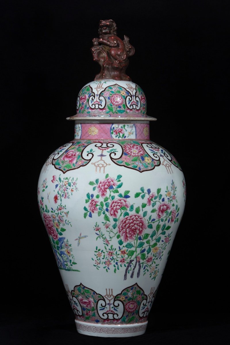 Grand Vase En Porcelaine Polychrome Dans Les Tons De Vert Et Rose, Sur Fond Blanc