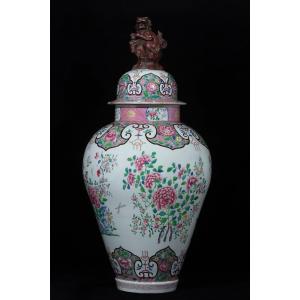 Grand Vase En Porcelaine Polychrome Dans Les Tons De Vert Et Rose, Sur Fond Blanc