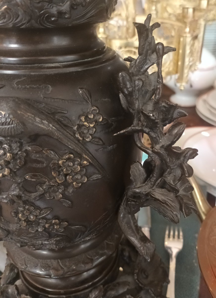 Indochine Vase En Bronze Patiné à Décor De Fleurs, Feuillage Et Oiseaux H.: 43.5 Cm-photo-1