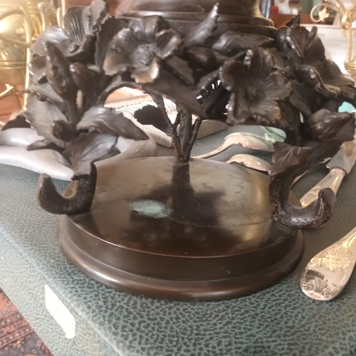 Indochine Vase En Bronze Patiné à Décor De Fleurs, Feuillage Et Oiseaux H.: 43.5 Cm-photo-4