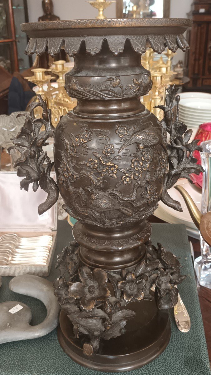 Indochine Vase En Bronze Patiné à Décor De Fleurs, Feuillage Et Oiseaux H.: 43.5 Cm