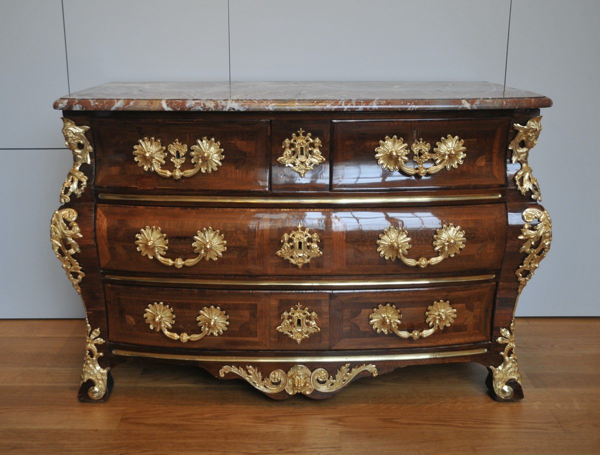 Commode galbée d'époque Louis XV Estampillée J Gosselin maitre en 1768-photo-1