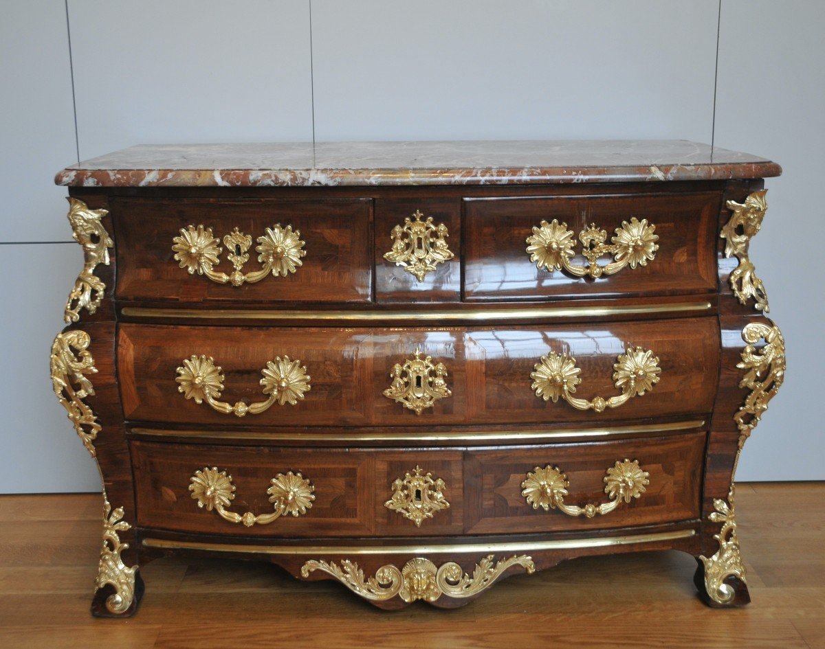 Commode galbée d'époque Louis XV Estampillée J Gosselin maitre en 1768